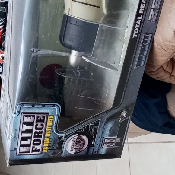 Mint big 1\18 scale zero fighter plane - Picture 2 of 4